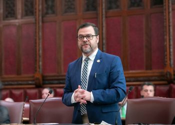 Senador de Nueva York cuestiona a Trump por inmigración, economía y respeto institucional