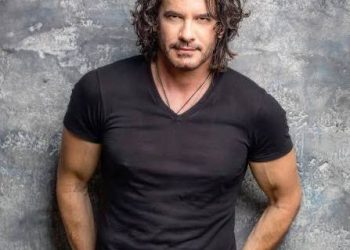 Mario Cimarro reitera que fue vetado por Telemundo y asegura que la medida es ilegal
