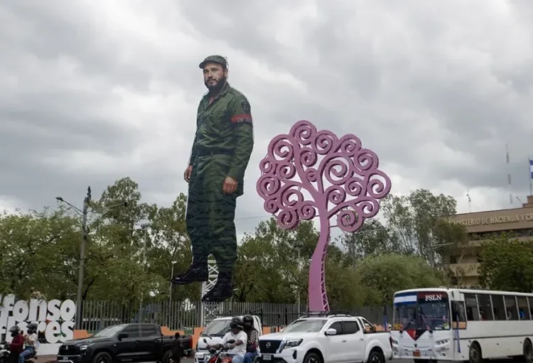 Rosario Murillo tilda de “traidores” a los críticos de la escultura de Fidel Castro en Nicaragua