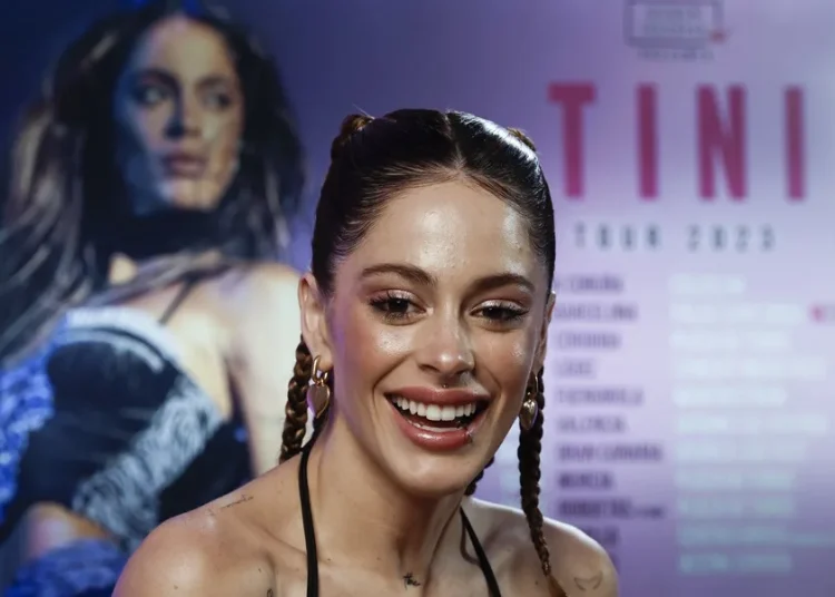 La cantante argentina Tini Stoessel enfrenta disputa con su padre por manejo de su patrimonio