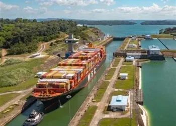 Canal de Panamá ajustará el calado en esclusas para barcos grandes sin recortar tránsitos