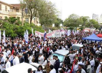 El Gobierno de Paraguay pide al gremio de médicos dialogar y descarta un ajuste salarial inmediato