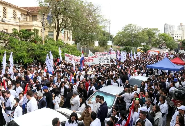 El Gobierno de Paraguay pide al gremio de médicos dialogar y descarta un ajuste salarial inmediato