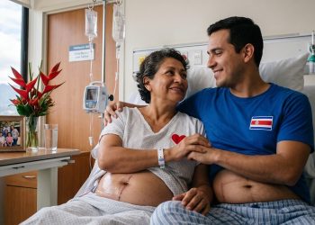 Madre costarricense afronta el cáncer gracias a trasplante de hígado donado por su hijo