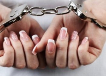 Detienen mujer acusada de causar quemaduras con aceite caliente a su hijo en Independencia