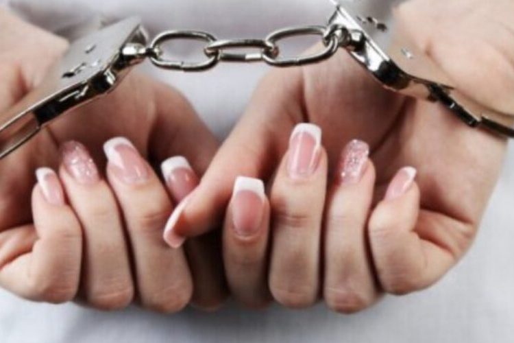 Detienen mujer acusada de causar quemaduras con aceite caliente a su hijo en Independencia