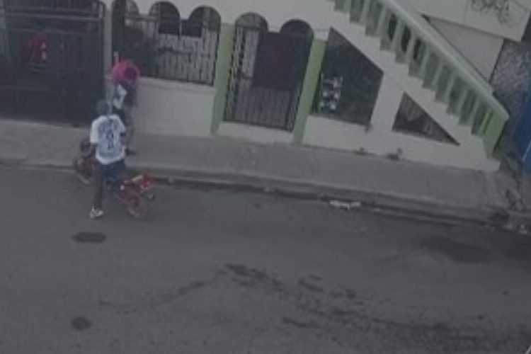 Apuñalan a un hombre para despojarlo de sus pertenencias en Santiago