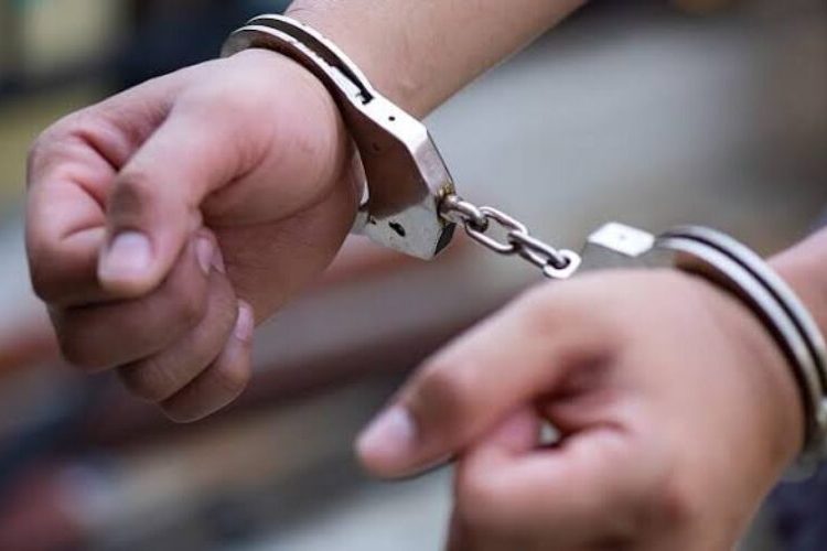 Condenan a hombre a 13 años de cárcel por donar dinero a una organización ucraniana