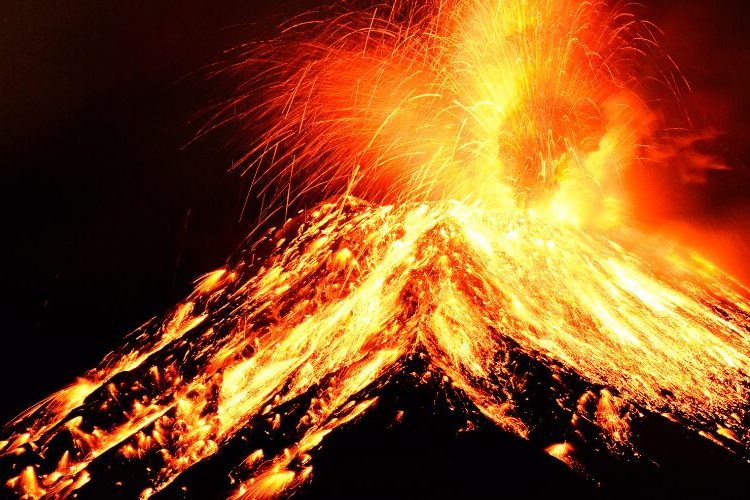 Tres grandes volcanes registran actividad eruptiva y generan atención internacional