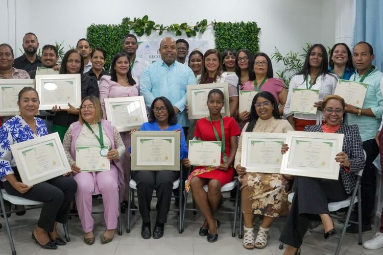 Regional 15 del Minerd reconoce a docentes por impulsar la educación ambiental y huertos escolares
