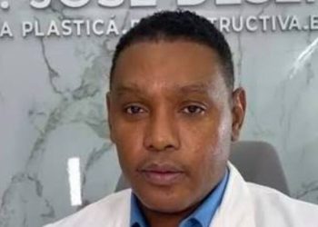 Ordenan arresto de cirujano plástico condenado por muerte de paciente durante procedimiento estético