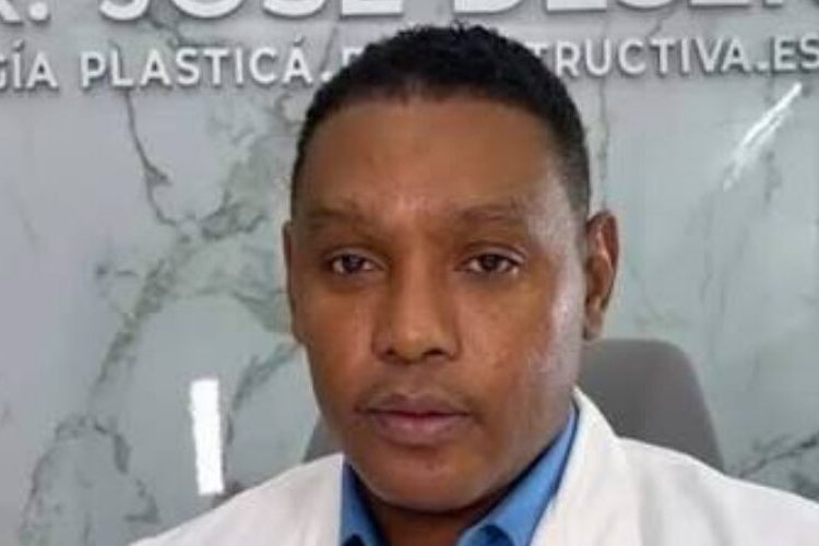 Ordenan arresto de cirujano plástico condenado por muerte de paciente durante procedimiento estético