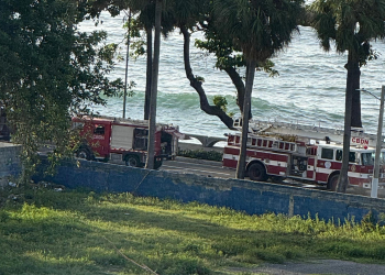 Tres fuertes detonaciones generan alarma y columna de humo en el Malecón de Santo Domingo