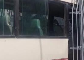 Autobús de la Ruta 11 choca con camión en la Av. John F. Kennedy