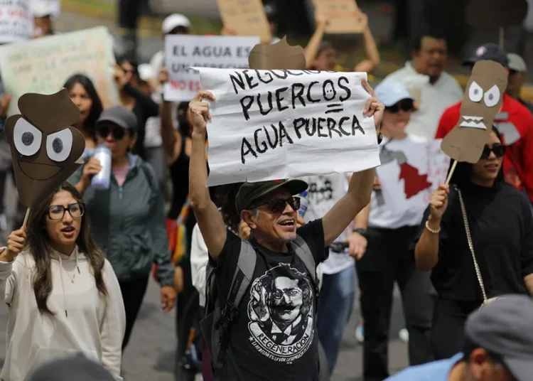 “Agua KK Fest”: habitantes de Guadalajara protestan por agua contaminada con residuos fecales