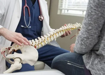 Neurocirujanos alertan sobre aumento de lesiones medulares en jóvenes por carreras clandestinas