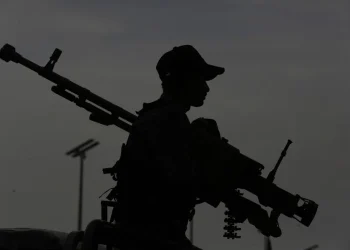 Mueren dos rescatistas al impactar un misil cerca de un buque atacado por los hutíes de Yemen