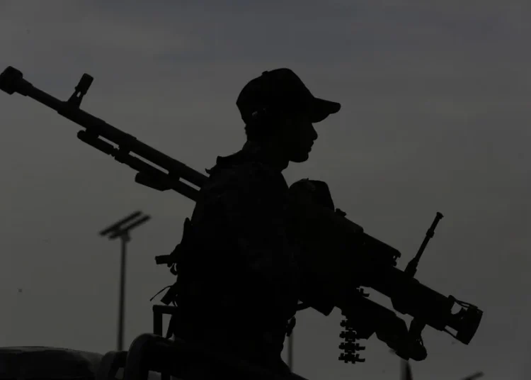 Mueren dos rescatistas al impactar un misil cerca de un buque atacado por los hutíes de Yemen