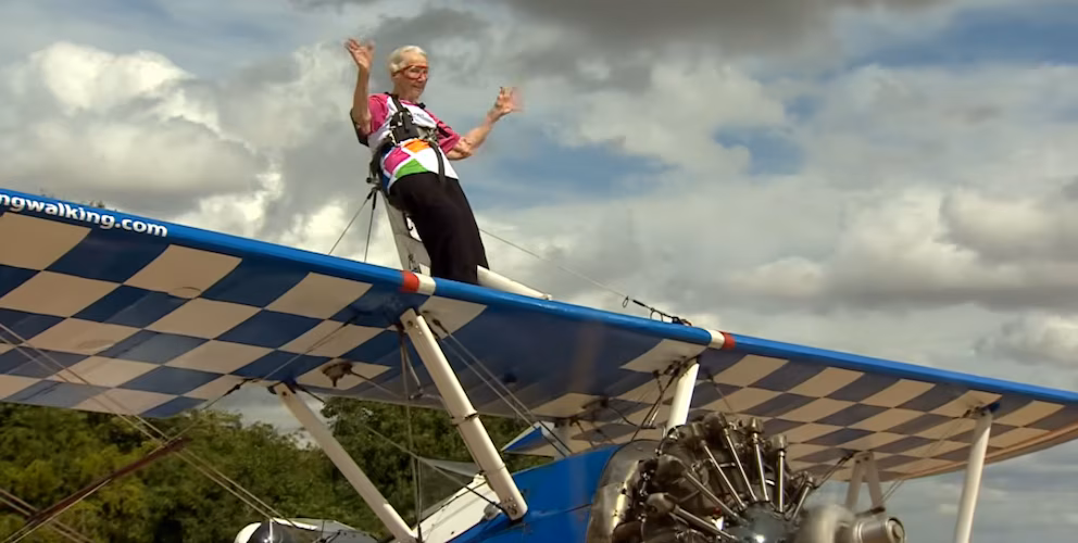 Una mujer de 97 años rompe su propio récord Guinness al volar sobre las alas de un avión