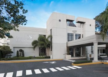 Velan restos de mujer fallecida tras recibir impacto de bala en establecimiento comercial de Naco