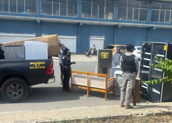 PN reporta más de 17 detenidos por saqueos durante incendio en tienda L&R Comercial