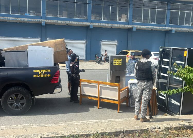 PN reporta más de 17 detenidos por saqueos durante incendio en tienda L&R Comercial