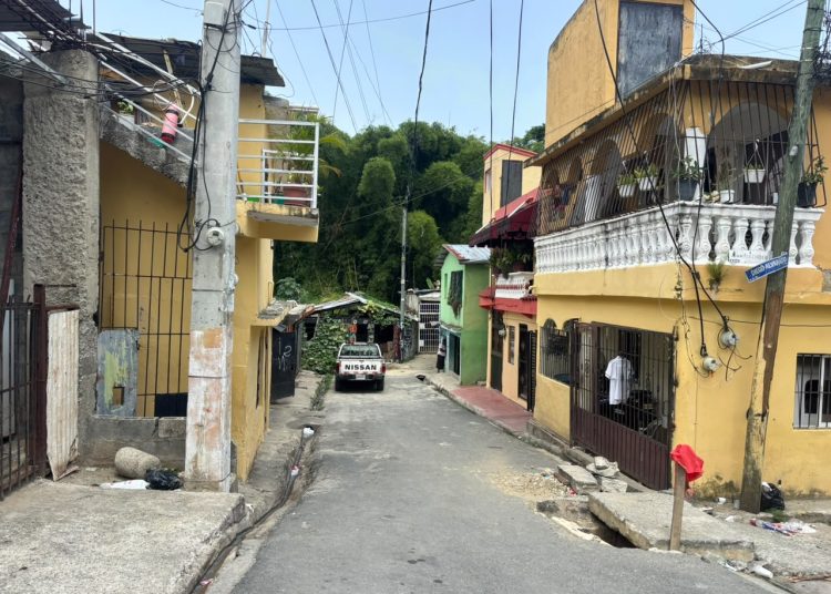 Temor por inundaciones, escasez de agua y un hoyo mantienen en alerta a residentes de Los Girasoles II
