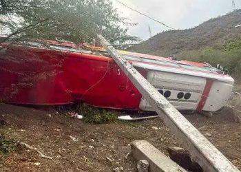 Joven muere y varias personas resultan heridas tras accidente de autobús en Bahoruco