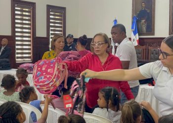 Gobernación entrega mochilas y útiles escolares a 200 niños de sectores vulnerables en Santiago