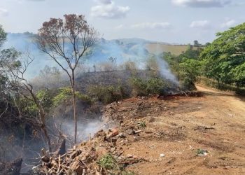 Denuncian incendio provocado en vertedero de Jarabacoa; autoridades activan brigadas para sofocarlo