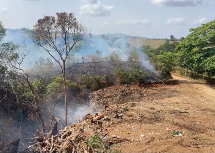 Denuncian incendio provocado en vertedero de Jarabacoa; autoridades activan brigadas para sofocarlo