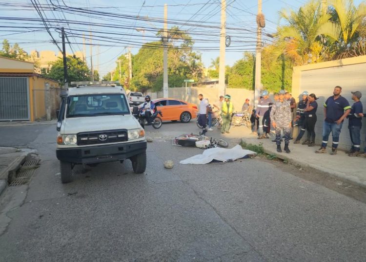 Hombre muere y su pareja resulta gravemente herida tras ser arrollados por una jeepeta en Santiago