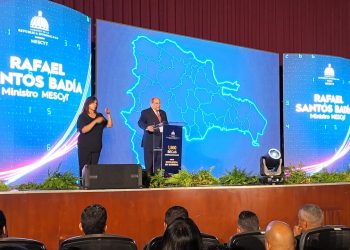 Ministro del MESCyT destaca que 1,500 becas fueron asignadas con total transparencia