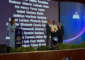 Gobierno entrega 1,500 becas internacionales y anuncia 5,000 nuevas ayudas para estudios en RD