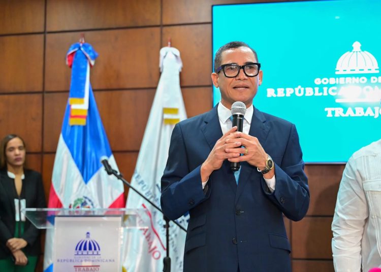 Ministro de Trabajo apuesta al diálogo pese a rechazo de sindicalistas a reabrir reforma laboral
