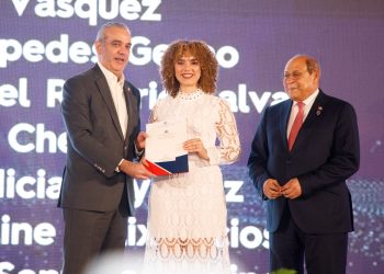 Abinader entrega 1,500 becas internacionales para estudiar en el extranjero