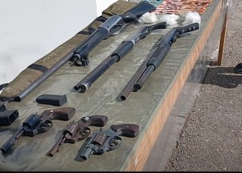 Policía y MP ocupan armas de fuego, presunta cocaína y recuperan motocicleta robada durante en Barahona y San Juan