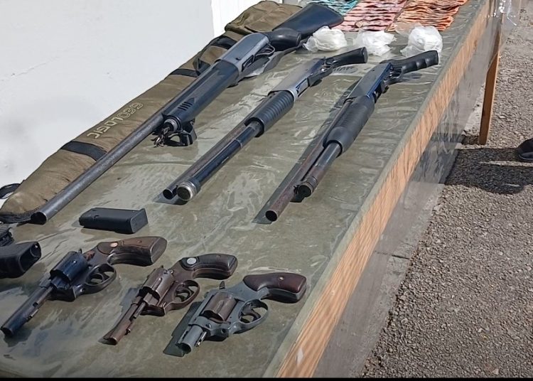 Policía y MP ocupan armas de fuego, presunta cocaína y recuperan motocicleta robada durante en Barahona y San Juan
