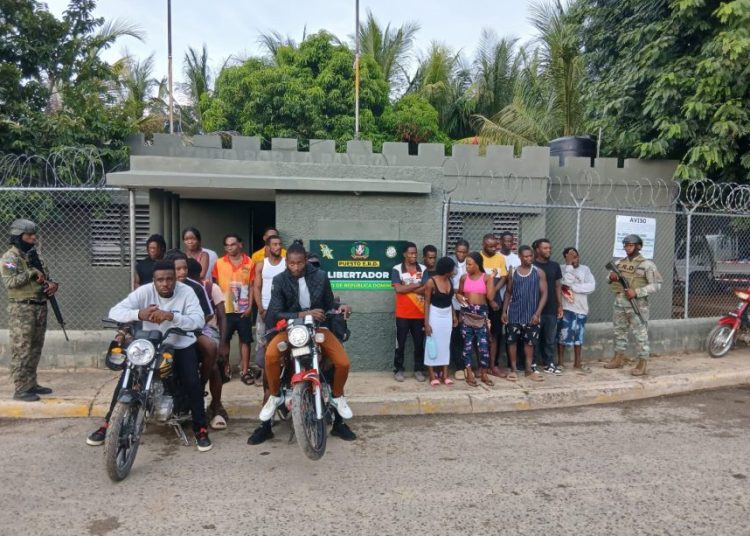 Ejército detiene a 122 haitianos en condición migratoria irregular en Dajabón y Santiago Rodríguez
