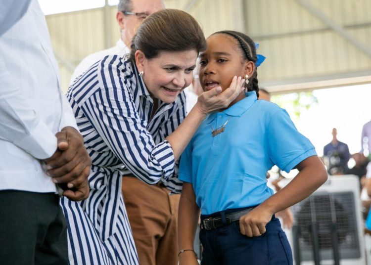 Raquel Peña entrega techado de la Escuela Javier Antonio Castillo Pérez en Pueblo Viejo, Azua, en beneficio de 349 estudiantes