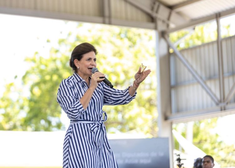 Raquel Peña entrega 450 títulos de propiedad a igual número de familias de Guayacanal en Azua