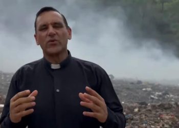 Sacerdote Johnny Durán exige solución al vertedero de Falconbridge y advierte sobre posible bloqueo a camiones de basura