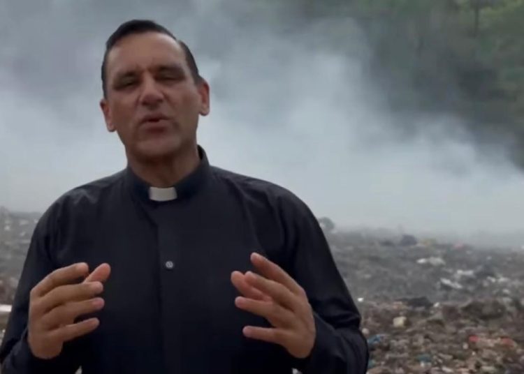 Sacerdote Johnny Durán exige solución al vertedero de Falconbridge y advierte sobre posible bloqueo a camiones de basura