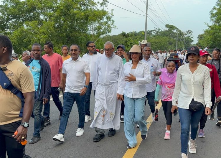 Cientos de feligreses parten desde Bayaguana hacia Higüey en tradicional peregrinación