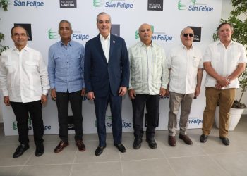 Abinader supervisa construcción de central que aportará 467 MW