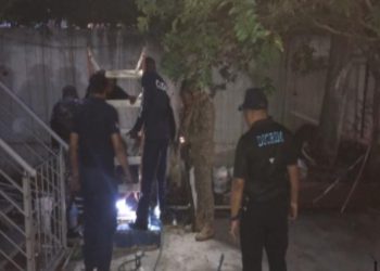 Policía y Bomberos rescatan con vida a dos hombres afectados por inhalación de sustancias químicas