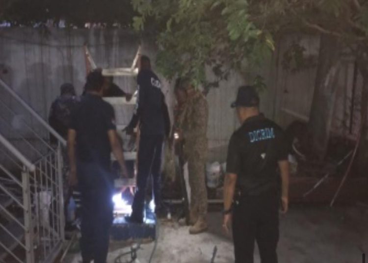 Policía y Bomberos rescatan con vida a dos hombres afectados por inhalación de sustancias químicas