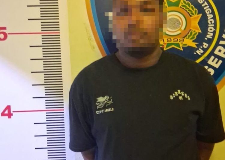 Policía Nacional apresa hombre en Nagua tras ocuparle vehículo reportado como robado en La Vega