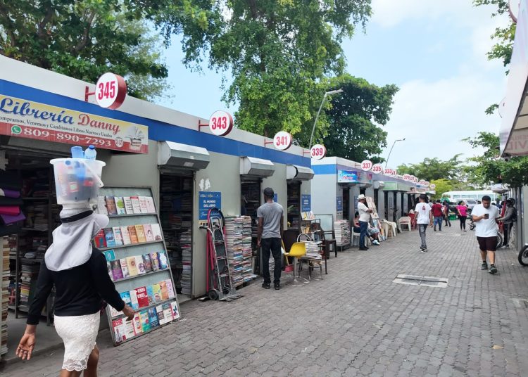 Vendedores de libros en la Duarte apuestan a la quincena para impulsar las ventas escolares