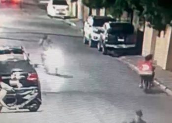 Roban motocicleta frente a cancha de Quisqueya; dos hombres vestidos de delivery quedan grabados